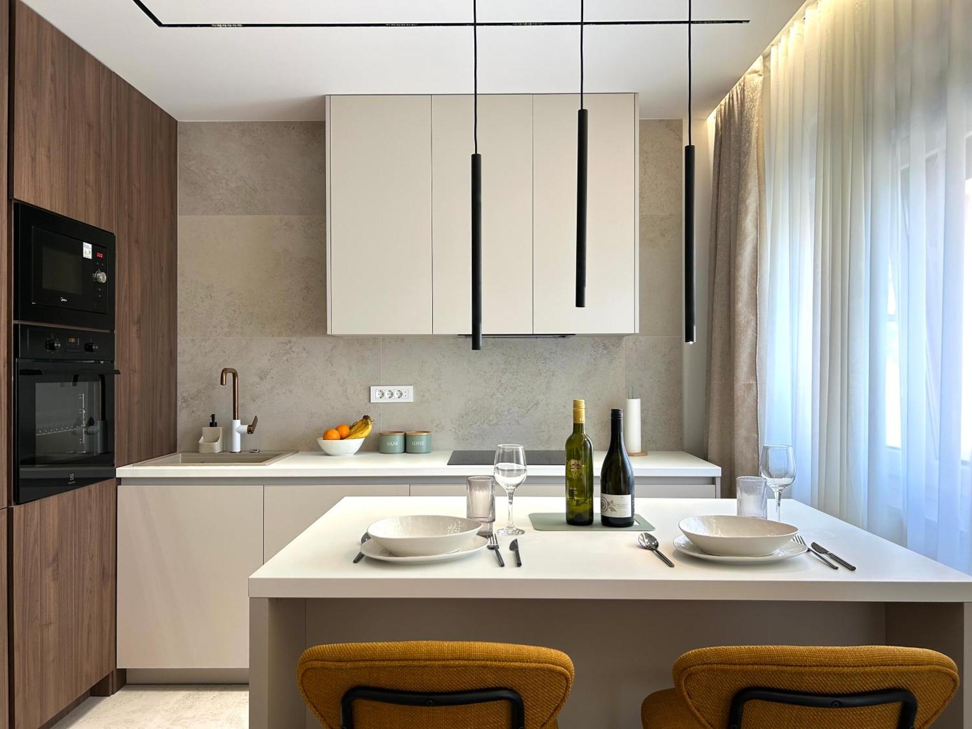 Ana With Private Parking Apartment Makarska