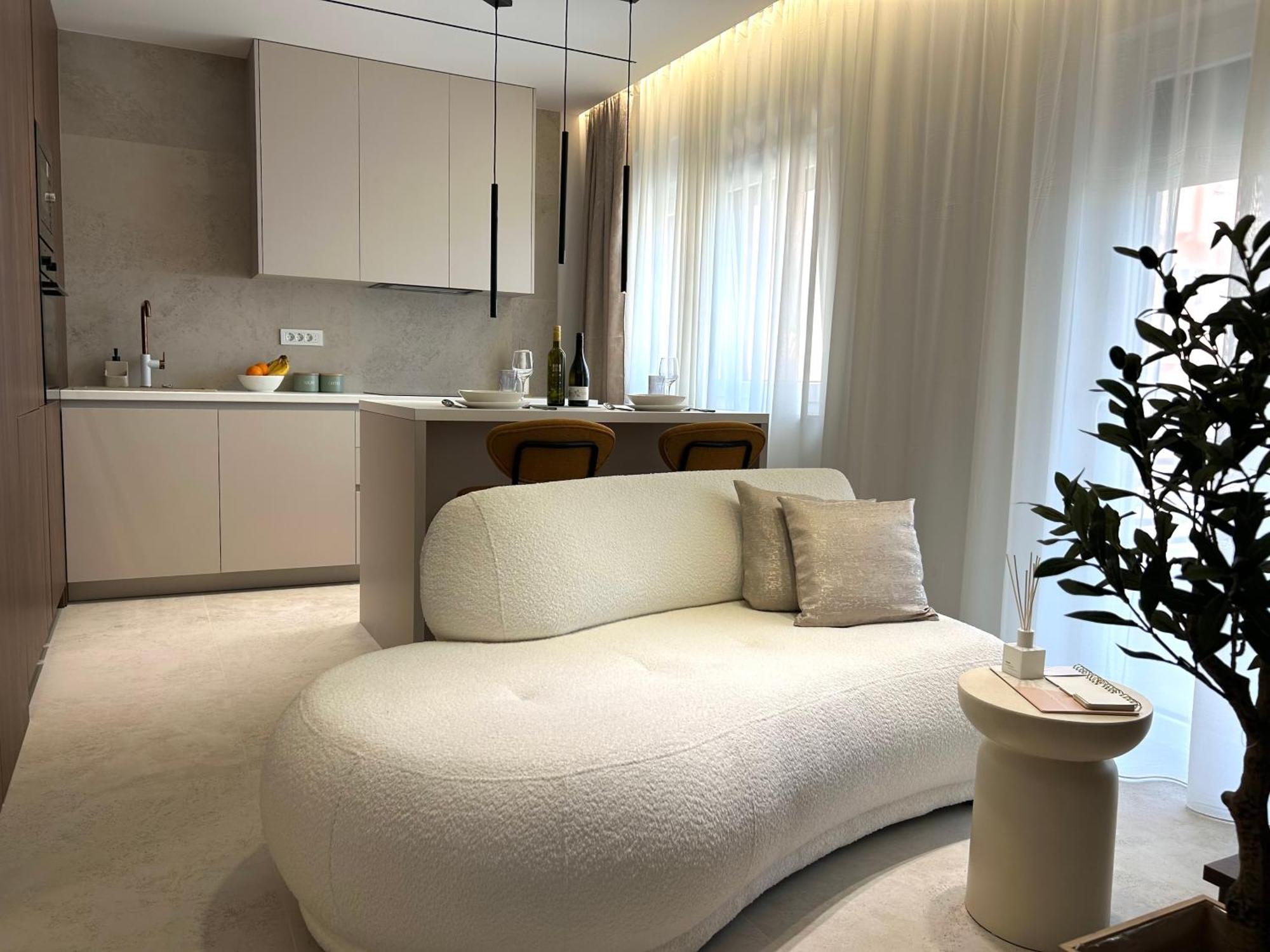 Ana With Private Parking Apartment Makarska